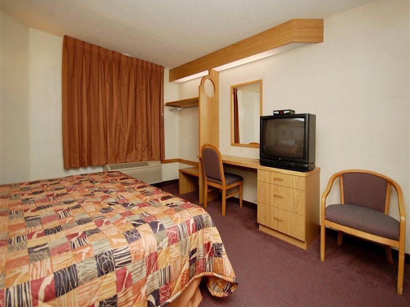 Clarion Inn & Suites Dfw North Irving Buitenkant foto